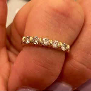 Ladies 14k YG Band w/ 5 round diamonds 0.48 cts size 6